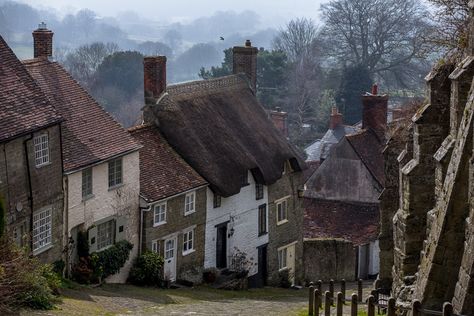 Gold Hill Shaftesbury, English Cities, Gold Hill, Dorset England, English Village, Couples Vacation, Rooftops, English Countryside, Best Vacations