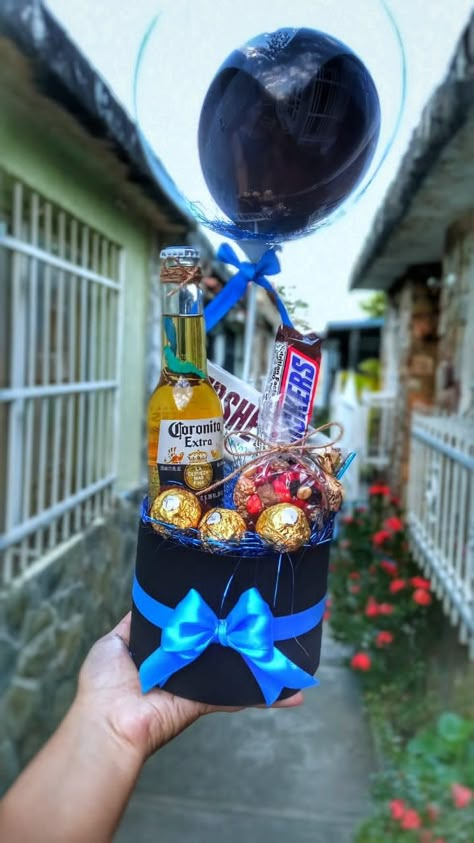 Realizamos arreglos para toda ocasión con todo tipo de golosinas bebidas y detalles Beer Bouquet, Diy Graduation Decorations, Valentine Chocolate Covered Strawberries, Ribbon Rose Bouquets, Fathers Day Gift Basket, Boyfriend Gift Basket, Good Sense Of Humor, Chocolate Gifts Basket, Diy Gift Baskets