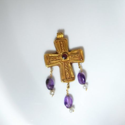 Byzantine 6th Century gold pearl amethyst almandine garnet crucifix Tudor Jewelry, Jewelry Vampire, Medieval Cross, Byzantine Cross, Byzantine Gold, Byzantine Jewelry, Pearl Amethyst, Jewelry Victorian, Georgian Jewelry