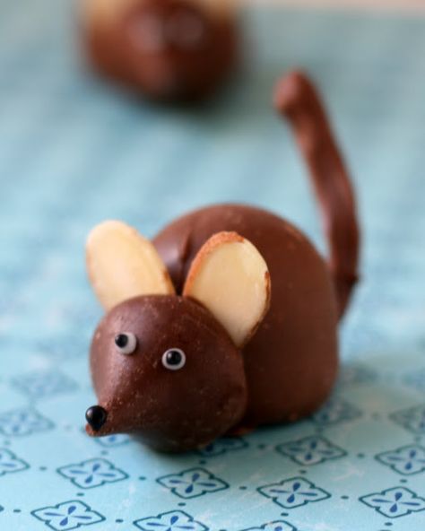 Baby Mice from The Nutcracker Cherry Mice, Chocolate Mice, Christmas Side Dishes, Chocolate Oreos, Candy Cookies, Chocolate Cherry, Christmas Goodies, Decoration Inspiration, Sugar Plum