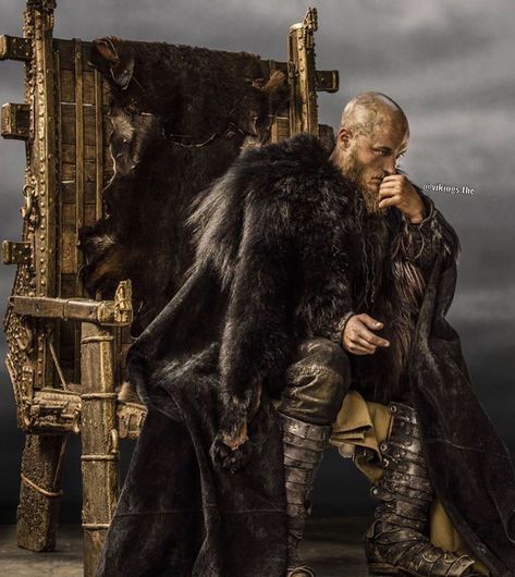 Ragnar Costume, Ragnar Vikings, Thor Mjolnir, Ragnar Lothbrok Vikings, Art Viking, Viking Quotes, Viking Character, King Ragnar, Viking Shop