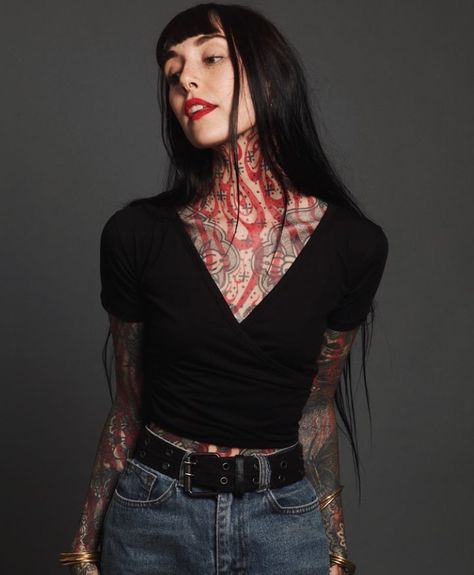 Hannah Pixie Snowdon, Hannah Snowdon, Hannah Pixie, Backpiece Tattoo, Mod Girl, Body Suit Tattoo, Model Inspo, Cropped Tube Top, Skirted Swimwear