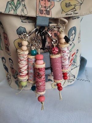 What to do with empty plastic thread spools — Sum of their Stories Craft Blog Plastic Thread, Make Your Own Stamp, Repurposing Ideas, Daily Crafts, Pretty Christmas Trees, Spool Crafts, Button Bouquet, French Knitting, Simple Toys