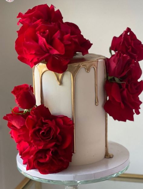 Red Velvet Cake With Roses, White Cake Red Roses, Red And Gold Themed Birthday Party, Red White Gold Cake, Red Birthday Cake For Women, Red Rose Themed Birthday Party, Red Rose Birthday Theme, Red And Gold Birthday Party Decoration, Rose Theme Birthday