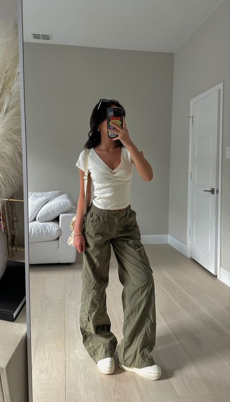 summer outfit cargo pants sneakers casual outfit green cargos Commuter Style Women, Modern Style Clothing, Summer Outfits Pants Casual, Simple Womens Outfits, White Tanktop Outfit, Pinterest Fits Aesthetic, College Fits For Women, Meeting The Parents Outfit Summer, Simple Style Aesthetic