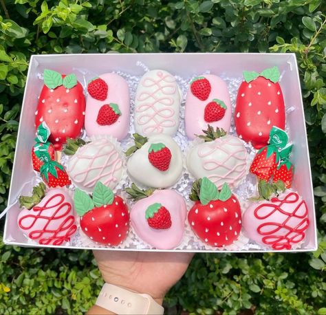 Birthday Desert, Strawberry Shortcake Dessert, Strawberry Cake Pops, Strawberry Birthday Cake, Dessert Table Birthday, Birthday Sweets, Strawberry Shortcake Birthday, Baby Shower Party Themes, Strawberry Shortcake Party