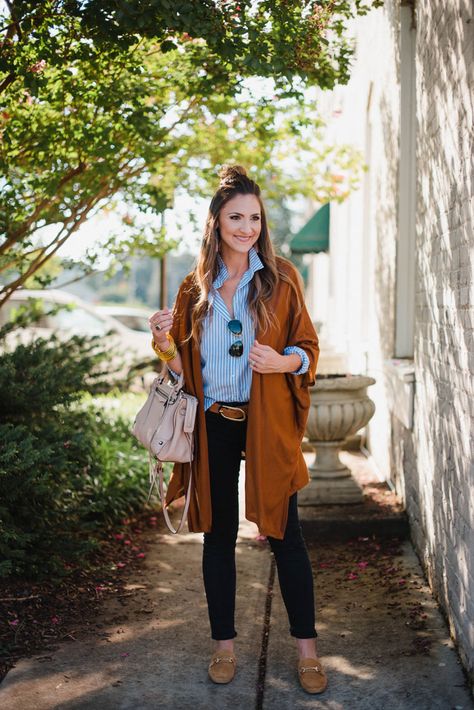 Blogger Mallory Fiztsimmons of Style Your Senses wears a casual striped button up top with black skinny denim and a rust cardigan for a casual Fall look. Brown Cardigan Outfit, Long Brown Cardigan, Long Cardigan Outfit, Rust Cardigan, Cardigan Fall Outfit, Color Terracota, Cardigan Outfit, Transition Outfits, Cardigan Outfits