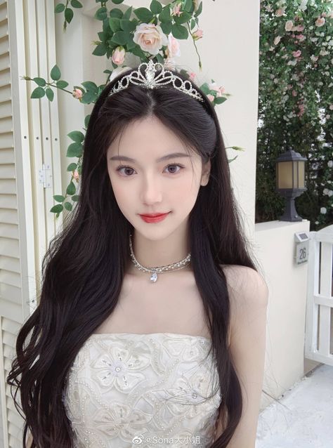 Korean Princess Aesthetic, Korean Wedding Hair, Elven Wedding Dress, Simplistic Jewelry, Japanese Princess, Korean Princess, Living Life To The Fullest, Long Hairstyle, Korean Wedding