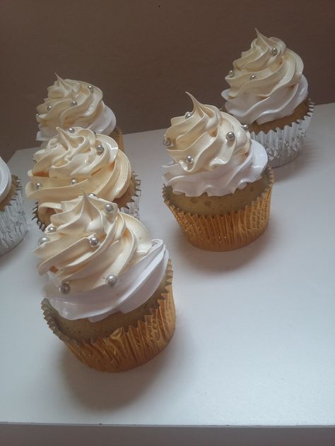 Cupcakes gold White Birthday Cupcakes, Diamond Cupcakes, White And Gold Cupcakes, White Wedding Cupcakes, Pearl Cupcakes, Engagement Cupcakes, Anniversary Cupcakes, Cupcakes For Men, Gold Cupcakes