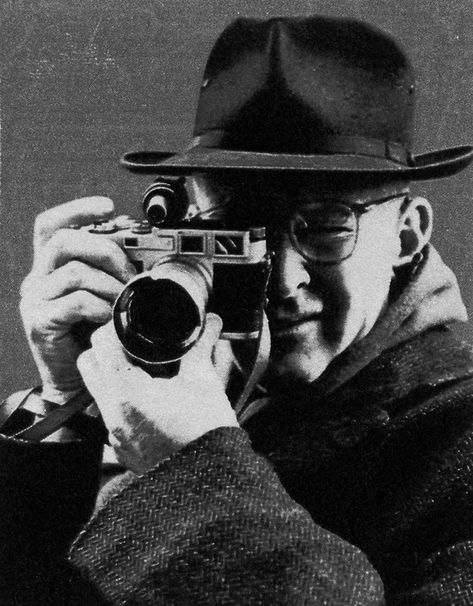 French photographer Henri CARTIER-BRESSON. Photo Dimitri KESSEL, D.R. © Henri Cartier-Bresson © Fondation Henri Cartier-Bresson. Magnum Photos Famous Portraits Photography, Photographer Self Portrait, Famous Photography, Most Famous Photographers, Famous Portraits, Henri Cartier Bresson, Environmental Portraits, Famous Black, Magnum Photos