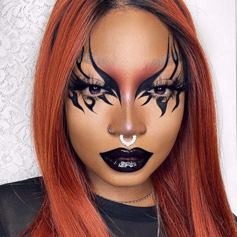 Rave Graphic Liner, Goth Graphic Liner, Graphic Liner Black, Creative Face Makeup, Red Graphic Liner, Artistic Makeup Ideas, Black Graphic Eyeliner, Black Graphic Liner, Graphic Liner Looks