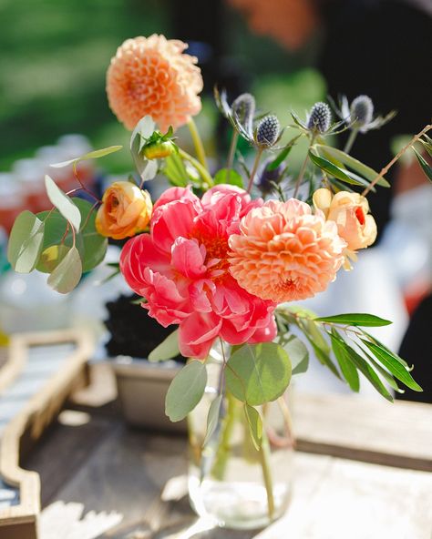 Cocktail Table Flowers, Coral Wedding Centerpieces, Dahlia Centerpiece Wedding, Coral Dahlia, August Wedding Colors, Pretty Wedding Centerpieces, Dahlia Wedding Bouquets, Table Floral Decorations, Tablescapes Wedding