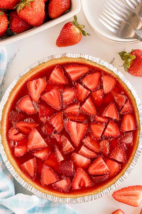 No Bake Strawberry Jello Pie - Play Party Plan Strawberry Jello Pie, Family Party Ideas, Jello Pie, Simple Pie, Strawberry Pie Recipe, Thanksgiving Pie, Raspberry Pie, Easy Pie Recipes, Strawberry Jello