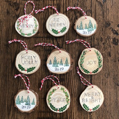 Wood Slice Christmas Ornaments, Wood Slice Christmas, Koti Diy, Ornaments Wood, Painted Christmas Ornaments, Wood Slice Ornament, Wood Christmas Ornaments, Painted Ornaments, Hand Painted Ornaments