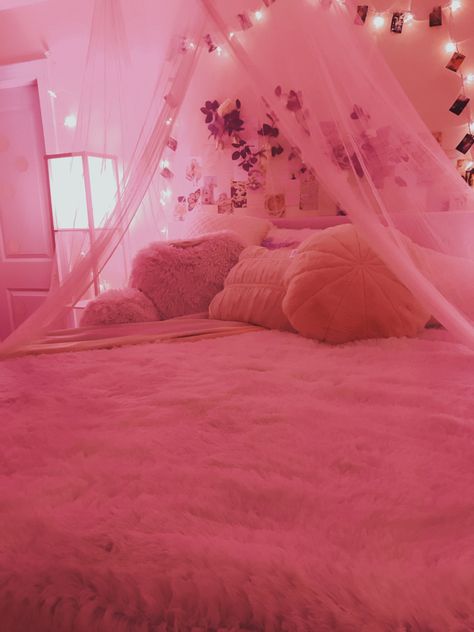 Pink Bed With Canopy, Pink Bed Canopy Aesthetic, Pink Canopy Bed Aesthetic, Pink Bed Aesthetics, Fluffy Bed Aesthetic, Canopy Bed Pink, Pretty Pink Room, Lovecore Bedroom, Pink Canopy Bed