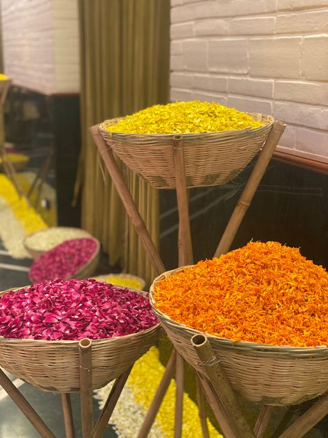 Haldi Decoration Props, Flower Petal Basket, Basket Decoration Wedding Indian, Haldi Props Ideas, Cane Baskets Decoration Ideas, Baskets Wedding Decor, Basket Decoration Wedding, Mehendi Props, Wedding Props Ideas