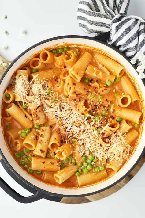 Meatless Pasta Recipes, Spicy Rigatoni, Spicy Pasta Recipes, Casserole Ideas, Rigatoni Recipes, Food Dolls, Spicy Pasta, Quick Pasta Recipes, Quick Pasta