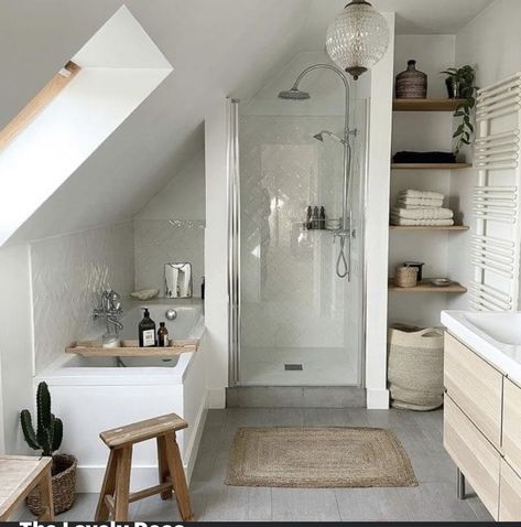 Chic Bathroom Ideas, Small Attic Bathroom, Loft Bathroom, Chic Bathroom, Attic Bathroom, Attic Apartment, Attic Renovation, Loft Room, Attic Rooms