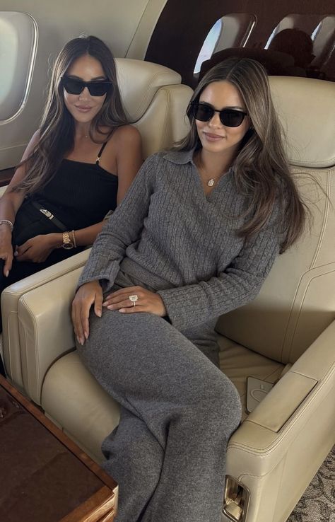 Classy Lounge Outfits, Private Jet Outfit, Old Money Aesthetic Autumn, Autumn Aesthetic Brown, Airplane Outfit Winter, European Summer Night, Brown Neutral Aesthetic, Aesthetic Brunette Girl, Fall Besties