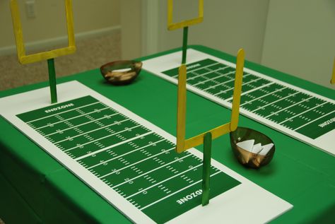 Table football game....field attached to foam board & then goal posts made from colored, large popsicle sticks & stuck into foam board (used a little hot glue to secure them better) field printed from website http://deceptivelyeducational.blogspot.com/2012/01/fridge-football-subtraction-scrimmage.html?spref=pi Football Diorama, 49ers Birthday Party, 49ers Birthday, Nfl Football Field, Camp Projects, Football Diy, Football Decor, Table Football, Football Decorations