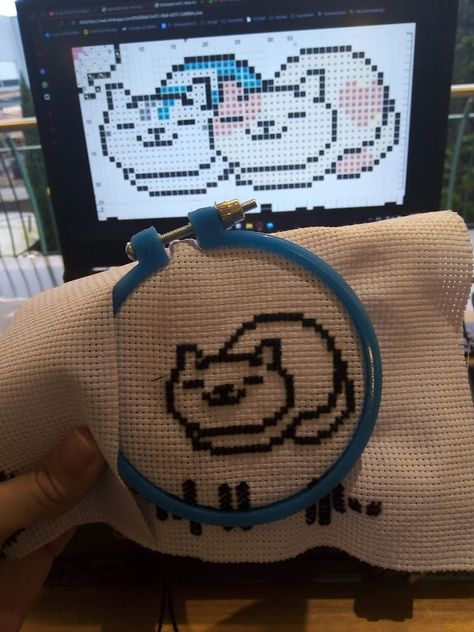 bordado de dos gatos de neko atsume con un codigo de spotify, todo en el estilo de punto de cruz Neko Atsume, Spotify Code, Cross Stitch, Embroidery