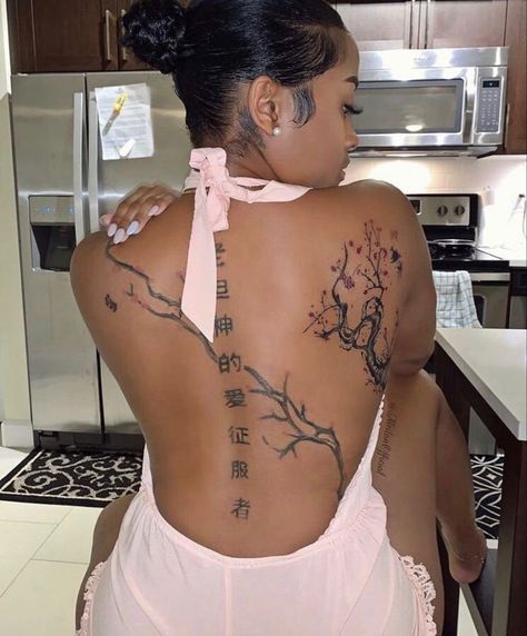 Nalani King.. gorgeous but taken, goofy but smart, so smart that she … #romance Romance #amreading #books #wattpad Back Tattoo Women Spine, Girl Back Tattoos, Neck Tattoos Women, Black Girls With Tattoos, Inspiration Tattoos, Spine Tattoos For Women, Tattoos For Black Skin, Red Ink Tattoos, Leg Tattoos Women