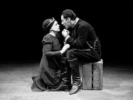 Judi Dench & Ian McKellan in “Macbeth” Lady Macbeth, King Lear, Ian Mckellen, Famous Actors, Shakespeare Plays, Judi Dench, Theatre Stage, Lady M, Theatre Design