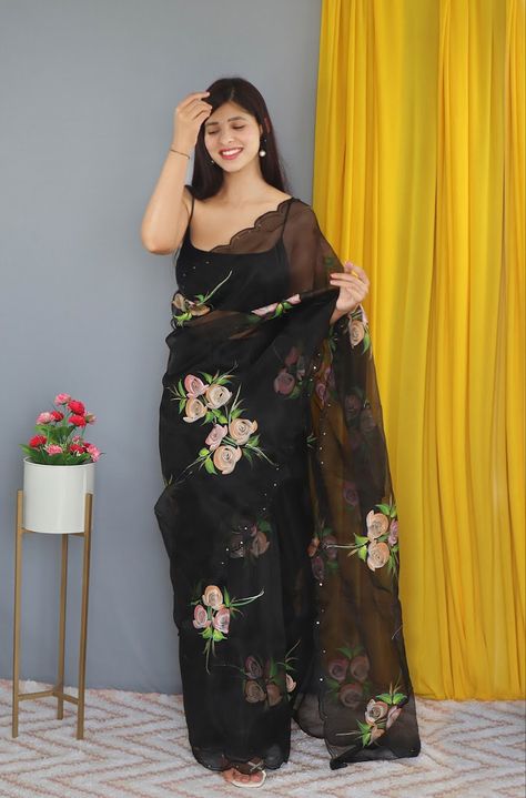 Black Organza Saree, Plus Size Lehenga, Saree Petticoat, Trendy Outfits Indian, Saree Poses, Organza Wedding, Print Saree, Party Wear Saree, Organza Sarees