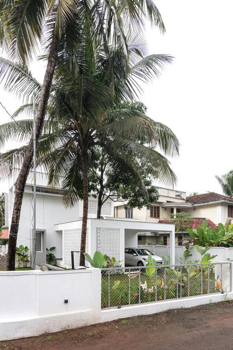 This Calm, Minimal and Pristine Mango House in Kerala Is A Spectacle in White | i2a Architects Studio I2a Architects, Architects Studio, Kerala Houses, Touch Of Gray, Minimal Wall, White Exterior, Glass Facades, Water Bodies, Open Layout