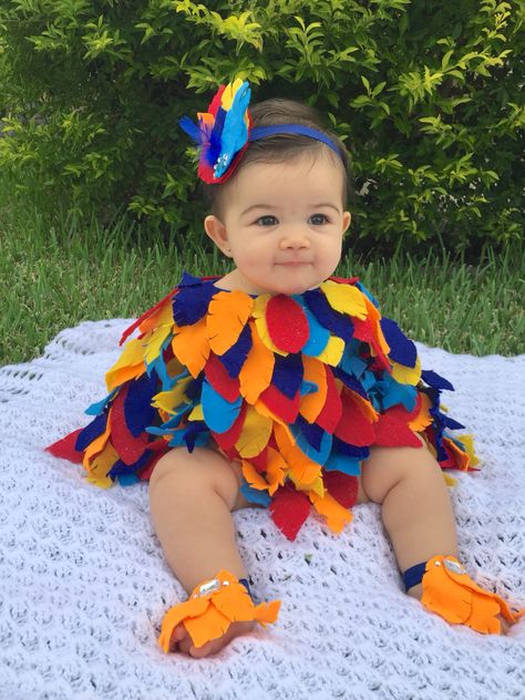 Baby bird costume. Baby parrot costume. Baby Halloween costume. Baby diy costume Baby Parrot Costume, Funny Baby Halloween Costumes, Halloween Kostüm Baby, Diy Baby Halloween Costumes, Costumes Faciles, Diy Baby Costumes, Parrot Costume, Toddler Costumes Girl