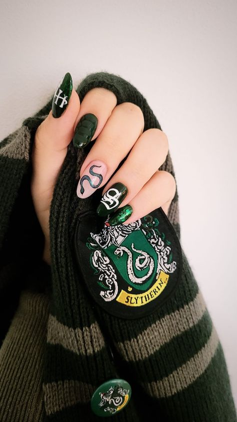 Slytherin Nail Designs, Simple Slytherin Nails, Slithering Nails, Harry Potter Nail Art Slytherin, Harry Potter Nails Designs Slytherin, Draco Nails, Slitherin Nails, Harry Potter Nails Acrylic, Draco Malfoy Nails