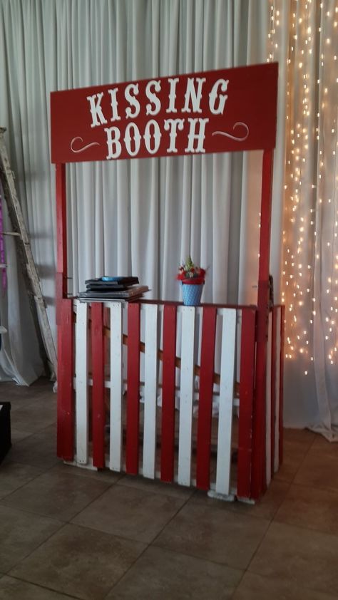 Halloween Kissing Booth, Kissing Booth Decor, Kissing Booth Ideas, Vintage Wedding Games, Diy Kissing Booth, Vintage Carnival Games, Grease Party, Diy Carnival Games, Carnival Booths