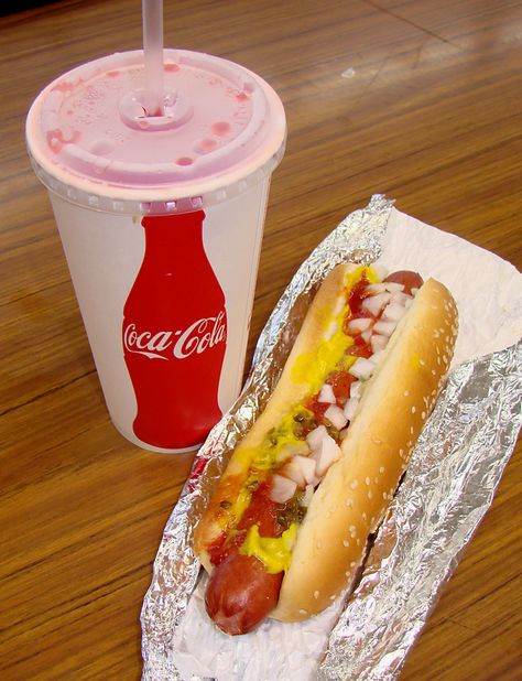 Still the BEST deal at any Costco Food Court...Kirkland Signature (Hebrew National) hot dog/Polish sausage (fixin's are optional) and unlimited refill 20 oz. soft drink: $1.50...don't have to be a Costco member to enjoy their grindage! Costco Food, Costco Meals, Polish Sausage, Healthy Freezer Meals, Easy Healthy Meal Prep, Perfect Lunch, Places On Earth, Freezer Cooking, Food Court