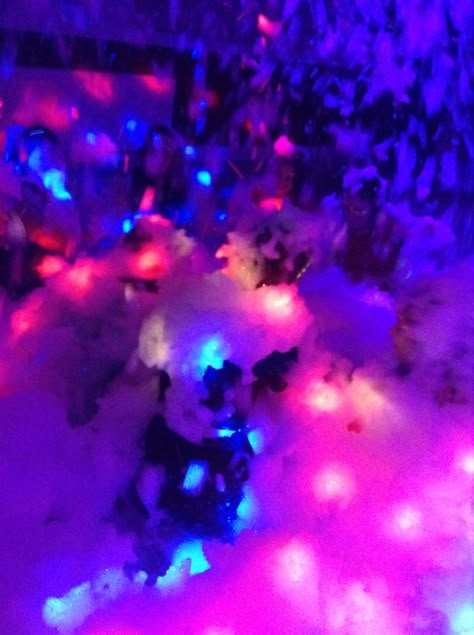 Foam Glow Party, Foam Pit Party, Glow In The Dark Foam Party Ideas, Neon Pool Party Aesthetic, Pool Party Glow In The Dark, Glow Foam Party, Foam Birthday Party Ideas, Neon Swim Party, Foam Party Aesthetic