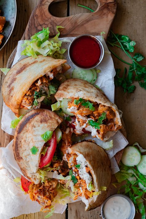 Healthy Pita Recipes, Chicken Pita Sandwich, Creamy Ranch Sauce, Chicken Pitas, Tomatoes And Cucumbers, Buffalo Ranch Chicken, Pulled Chicken Sandwiches, Pita Recipes, Ranch Sauce