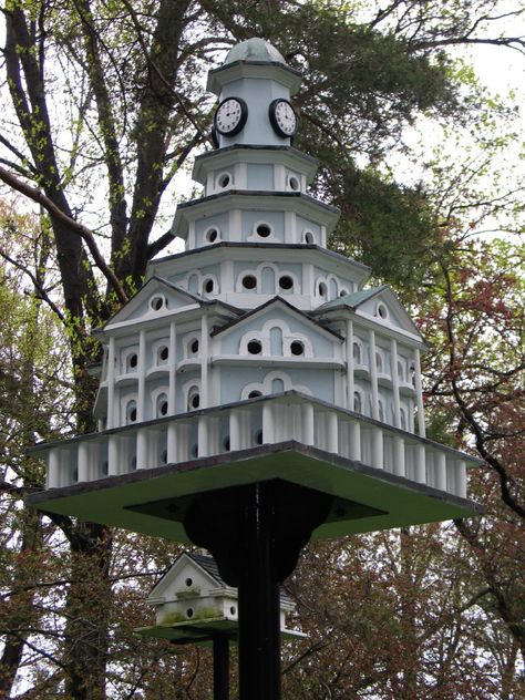 purple martin house - probably a newer version based on original design by J Warren Jacobs of Waynesboro PA Martin House Plans, Purple Martin House Plans, Painting Birdhouses, Purple Martin Bird, Martin Bird House, Martin Bird, Purple Martin House, Birdhouse Plans, Purple Martin