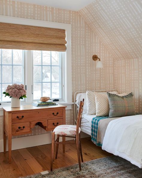 Shoppe Amber Interiors on Instagram: “Shibori Wallpaper in the color, Buff, as seen in #clienttupacmeetsbiggietodecoratethesediggies.  Designed by @amberinteriors 📷…” Amber Interiors Design, Ladder Back Chairs, Cottage Bedroom, Decor Luxury, Amber Interiors, Decoration Originale, Decoration Inspiration, Vintage Desk, A Desk