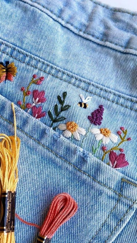 Butterfly And Flowers Embroidery, Tiny Floral Embroidery, Jean Back Pocket Embroidery, Flower Pocket Embroidery, Cute Embroidery On Jeans, Embroidered Shorts Diy, Embroidery Jean Pocket, Embroidered Jean Pockets, Embroidery Patterns On Jeans