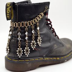 Cleopatra Jewelry, Doctor Martens, Boot Chains, Boot Bling, Army Boots, Boho Boots, Diy Vetement, Martens Boots, Boot Jewelry