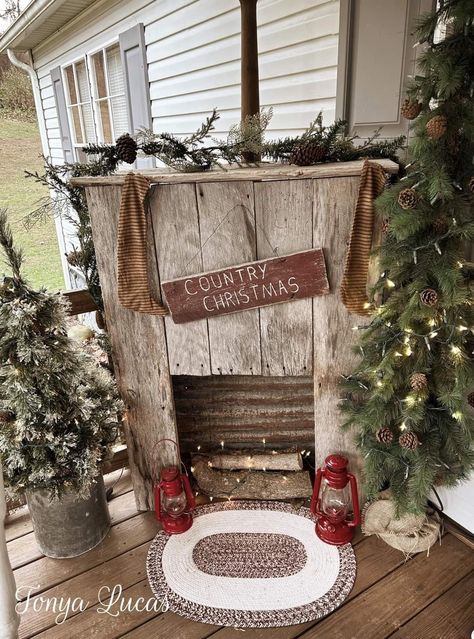 Primative Christmas Decor Country, Primitive Country Christmas Decorations, Primitive Crafts Diy, Primitive Decor Ideas, Primitive Country Christmas, Prim Christmas, Country Christmas Decorations, Faux Fireplace, Primitive Kitchen