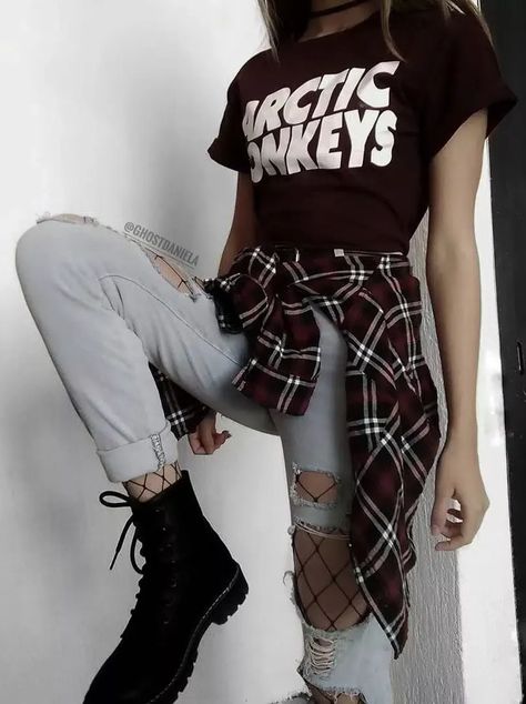 90s Goth Outfits Grunge, Grunge Outfits With Flannels, Grunge Girls 90s, 90s Grunge Outfits Aesthetic, Grunge Outfits Flannels, Grunge Plaid Outfit, 90s Goth Outfits, Grunge Outfits Aesthetic, Plade Shirts Outfit Grunge