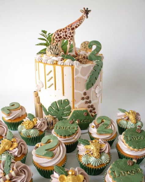 Animal Theme Cake Jungle Safari Birthday Party Ideas, Wild One Cakes, Safari Cake Ideas, Safari Theme Birthday Cake, Safari Pasta, Wild One Birthday Cake, Safari Party Foods, Baby Shower Cupcake Cake, Jungle Cupcakes