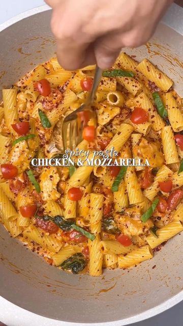 FEAST ON THESE on Instagram: "@joandbart Recipe: Super Easy Spicy Mozzarella & Chicken Pasta 🍝 #feastonthese Recipe: ⤵️ Ingredients: In order : A drizzle of olive oil 3 cloves of garlic 1 shallot 250g chicken 1 tbsp tomato paste spices : paprika, garlic, origano, pili-pili 100ml single cream 150g of spinach 150g cherry tomatoes 200g tortiglioni uncooked Enjoy!" Mozzarella Chicken Pasta, Spicy Pasta, Mozzarella Chicken, Pasta Dinner Recipes, Idee Pasto Sano, Food Videos Cooking, Spicy Chicken, Chicken Pasta, Interesting Food Recipes