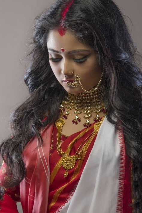 15 Hindu Wedding Ceremony Traditions You Need to Know Bangoli Makeup Look, Bengali Woman, Ceremony Traditions, Bengali Saree, Hindu Wedding Ceremony, Bengali Bridal Makeup, Wedding Ceremony Traditions, Bengali Bride, Bengali Wedding