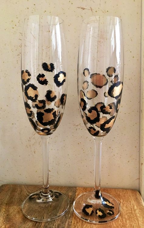 Printed Wine Glasses, Glass Decor Ideas, Hand Painted Champagne Flutes, Diy Wine Glasses, Hand Painted Glasses, Wine Glass Crafts, Wine Glass Art, Painted Glasses, Hand Painted Wine Glasses