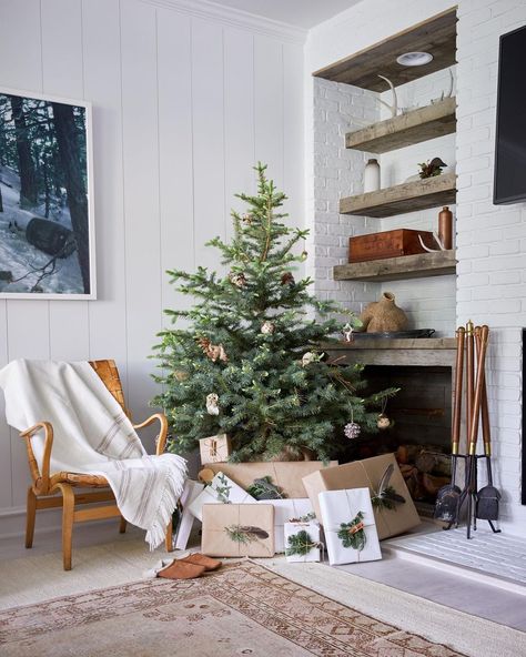 Jenni Kayne | Apparel & Home on Instagram: “12 Days of Merry Giveaways. After a year like 2020, we could all use a skincare reset. That’s where @klur.co’s line of luxe, clean products…” Jenni Kayne Christmas, Australian Christmas Tree, Hello Holidays, Best Christmas Tree Decorations, Scandinavian Christmas Trees, Best Artificial Christmas Trees, Natural Christmas Tree, Simple Holiday Decor, Hello Holiday