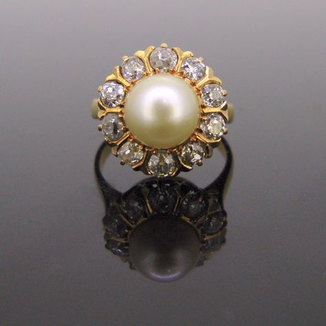 Weight: 6gr Metal:18kt yellow gold  Stones:1 Cultured Pearl *Diameter:8.74mm x 8.73mm   Others:10 old cut diamonds *Total carat weight:1ct approximately *Cut:I/J *Colour:SI Condition:Very Good  Comments:This ring is fully made in 18kt yellow gold. It is set in its centre with a creamy cultured pearl surrounded by 10 old cut diamonds with an approximate total carat weight of 1ct. The ring is not marked and it has been tested 18kt gold.  Pearl symbolises purity and innocence; they are usually wear Pearl Rings Vintage, Cultured Pearl Ring, Gold Pearl Ring, Gold Bridal Jewellery Sets, Pearl And Diamond Ring, Gold Earrings Designs, Diamond Cluster Ring, Simple Jewelry, Diamond Cluster