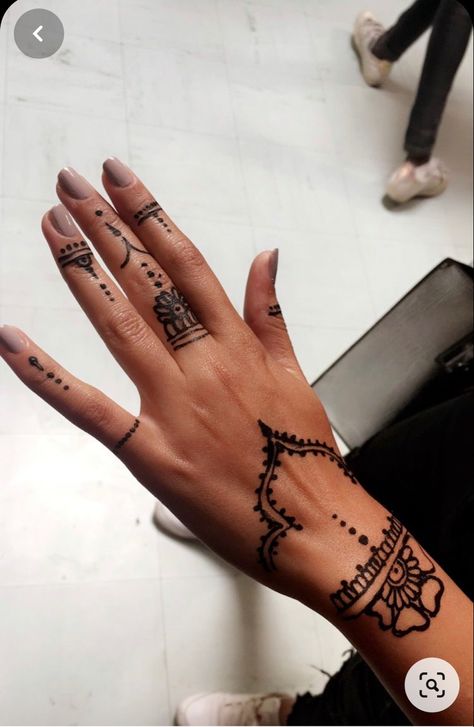 Henna Tattoo Designs Simple Hands, Henna Ink, Henne Tattoo, Cute Henna Designs, Cute Henna Tattoos, Jagua Henna, Henna Inspired Tattoos, Cute Henna, Tato Henna