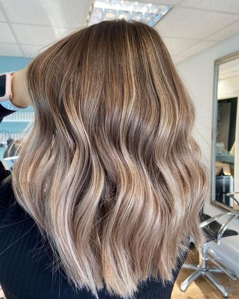 Dark Beige Blonde Hair Balayage, Short Brown Blonde Balayage, Root Melt Bronde Balayage, Blonde Balayage On Brown Hair Short, Highlights With Root Melt, Blonde Balayage With Root Melt, Balayage With Root Melt, Blonde With Root Melt, Balayage Blonde Bob