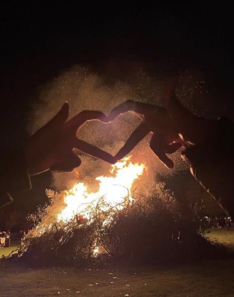 Bonfire Date Aesthetic, Fall Bonfire Aesthetic, Bonfire Night Aesthetic, Aesthetic Fire, Bonfire Birthday, Oc Concept, Vhs Aesthetic, Fall Bonfire, Bon Fire